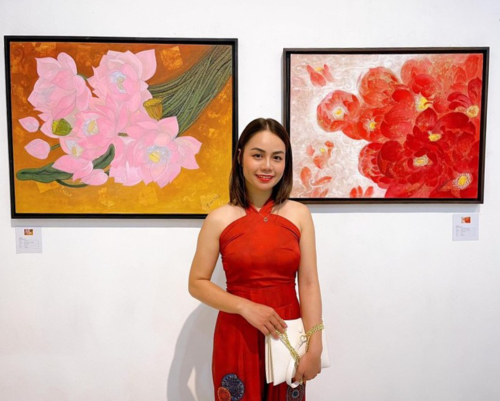 Hoạ sĩ Hương Giang bên 2 tác phẩm sen tại Triển lãm Chào Sài Gòn